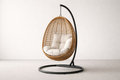 Poltrona sospesa a uovo in rattan e struttura in metallo con cuscini bianchi